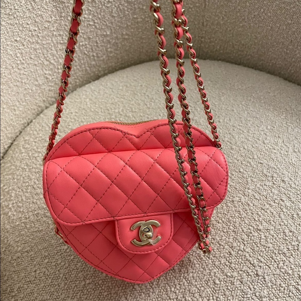 NIB CHANEL LARGE PINK HEART BAG SOLD OUT 22S HARD TO FIND!